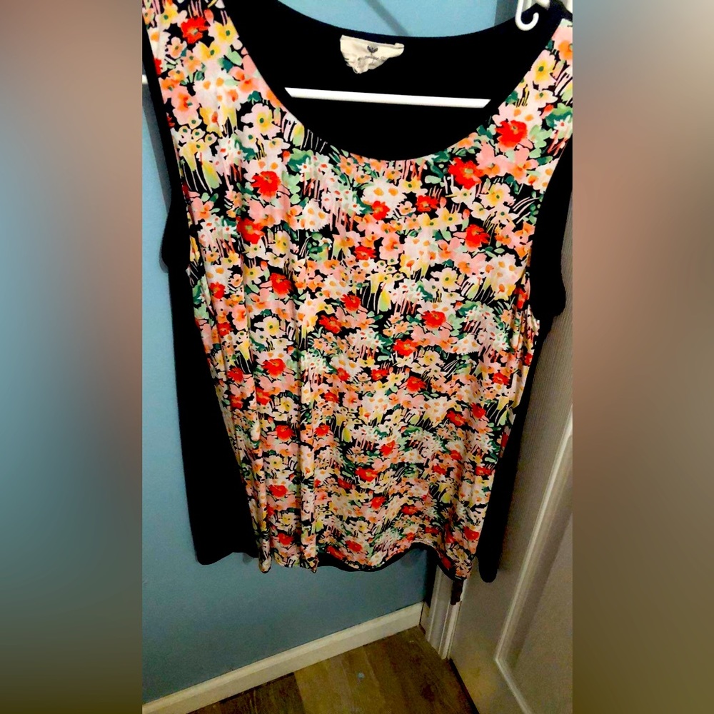 Super cute two tone tank top , front is floral and back is black